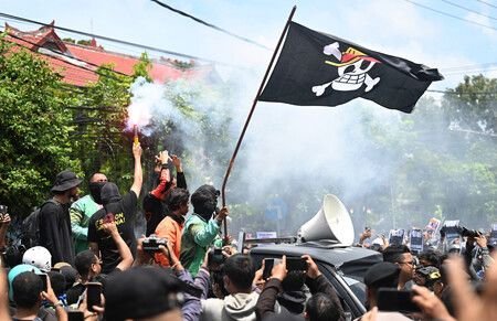 One Piece Manga Flag Used as Symbol of Resistance in Asia